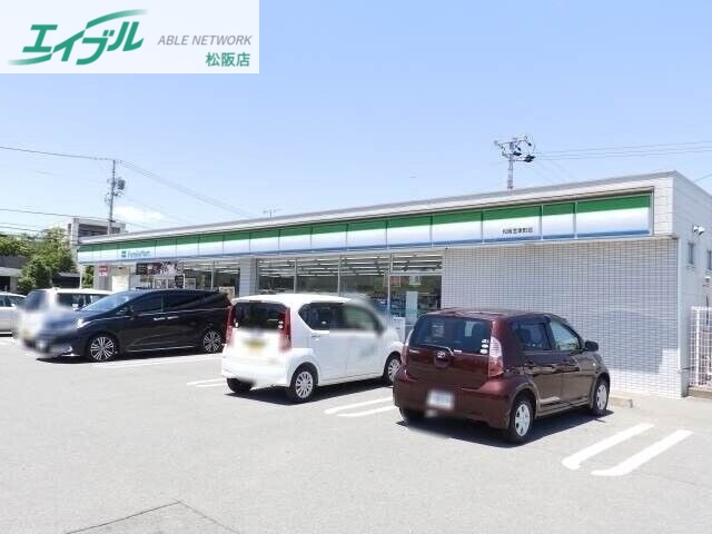 コンビニ　ファミリーマート松阪宝塚町店（コンビニ）まで817m