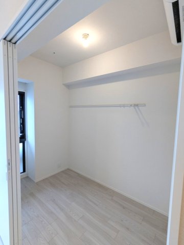 バルコニー　3.7帖洋室、エアコン・クローゼット・ピクチャーレール付