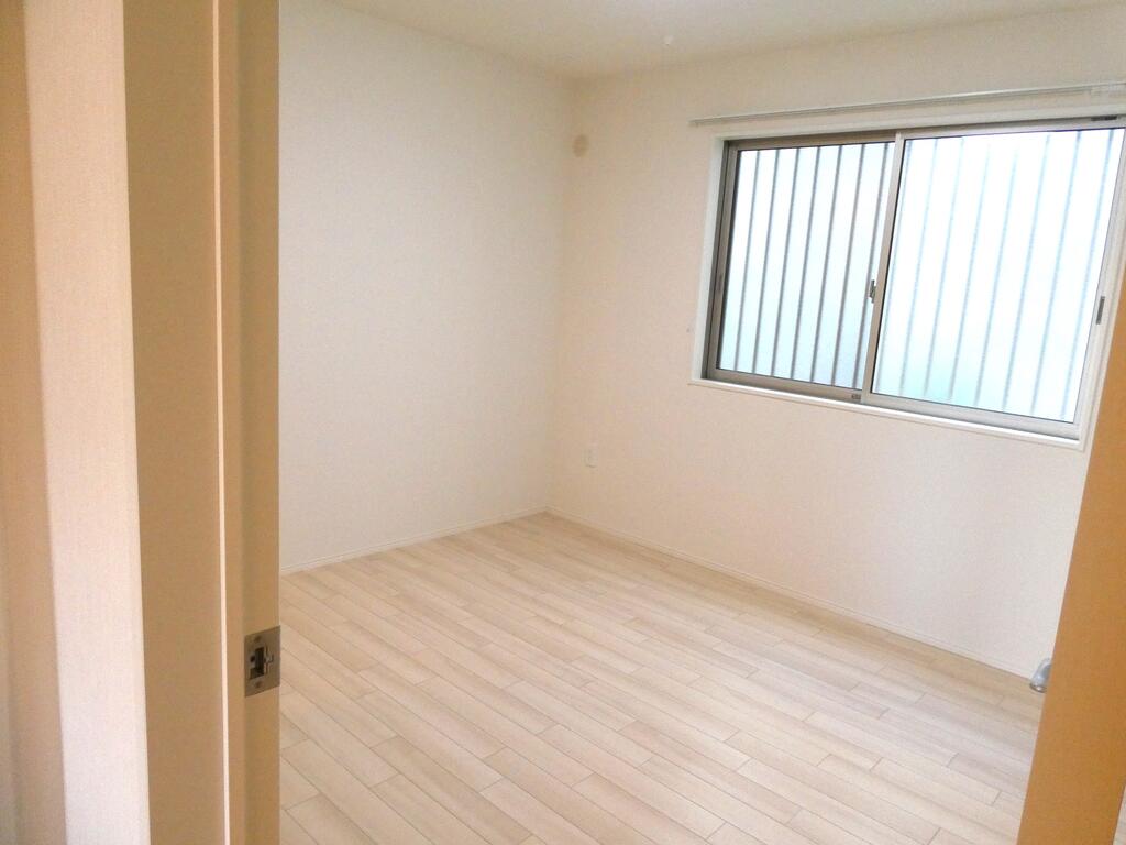 その他部屋・スペース　６帖の洋室です。防犯のため格子の柵が外についています