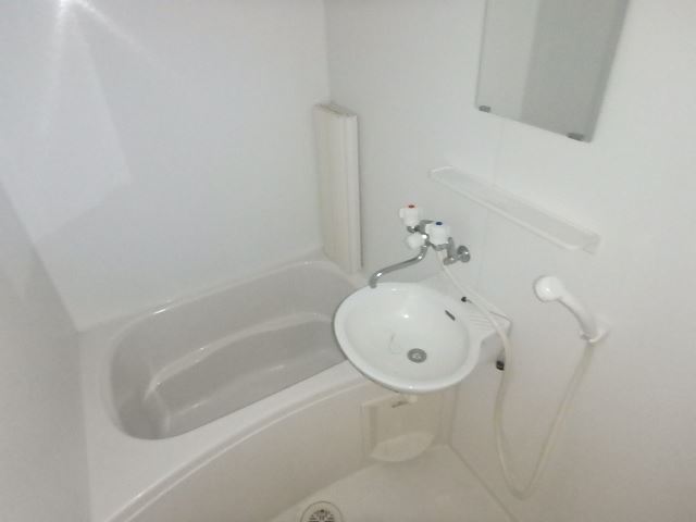 バス・シャワールーム　清潔感のある浴室です