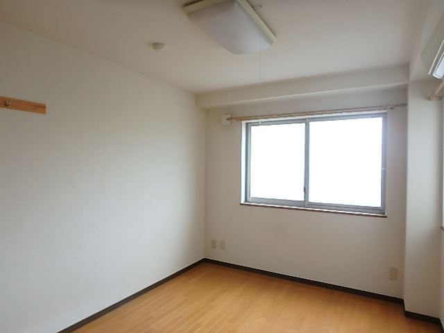 居室・リビング　大きな窓で明るい洋室です