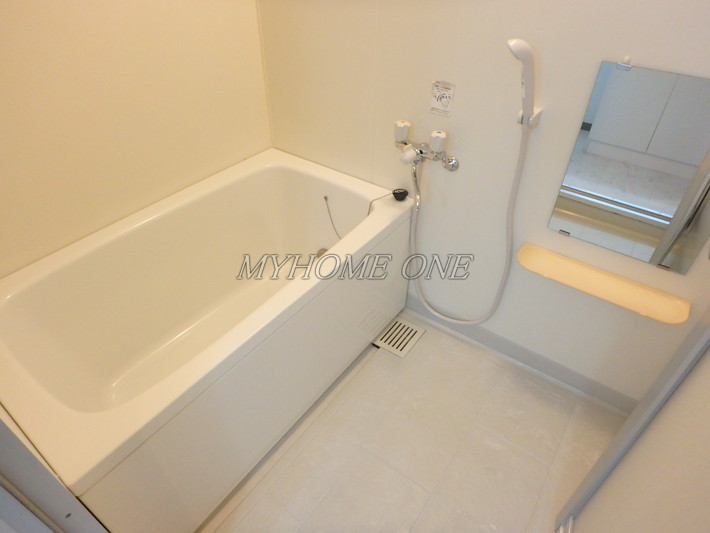 バス・シャワールーム　追い焚き付浴室