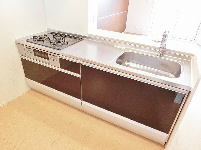 キッチン　3口コンロ付きのシステムキッチン。
