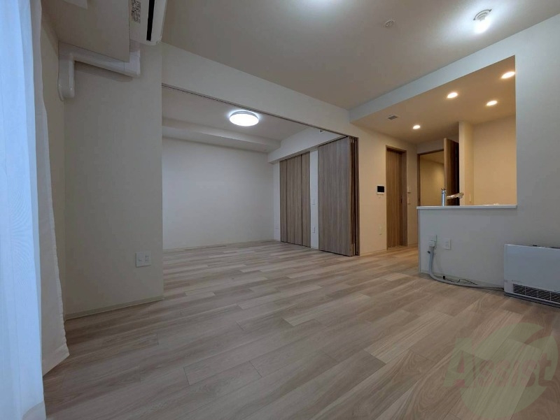 居室・リビング　日当たりが良くて心地よく過ごせそうなお部屋です。