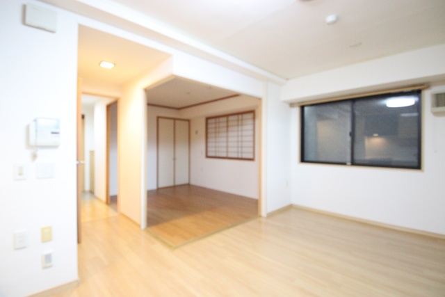 居室・リビング　※別号室の参考写真のため、現況優先です。