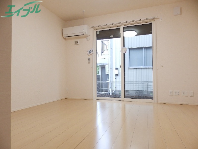 居室・リビング　同物件別室反転写真