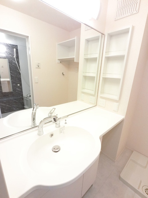 洗面設備　大型一面鏡付カウンター洗面化粧台です。