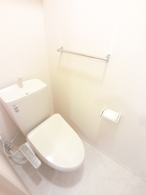 トイレ　冬でも温かく快適です。もちろん洗浄機能もついています。