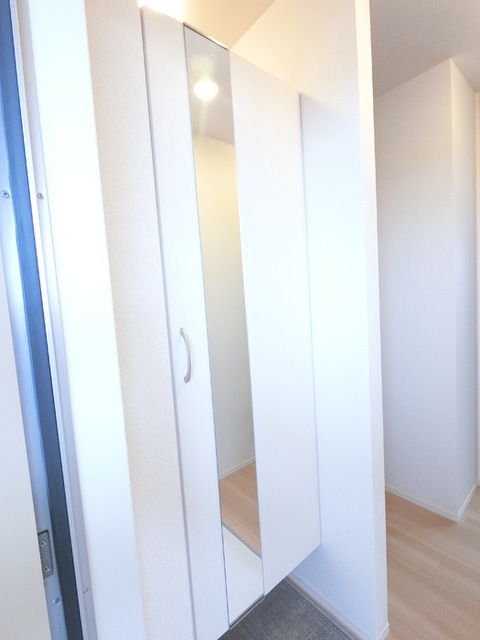 玄関　広めのＢｏｘは収納力ばっちり。トールタイプのミラーついてます