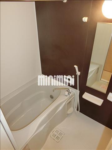 バス・シャワールーム　便利な鏡付きです。