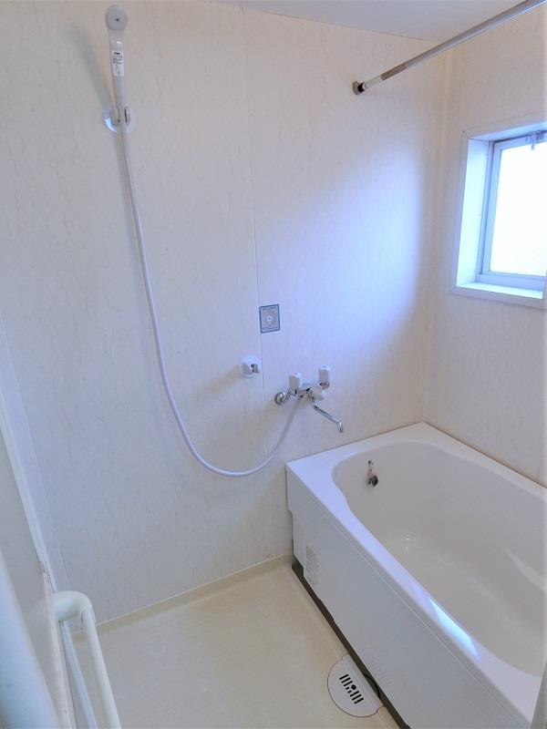 バス・シャワールーム　窓があるので換気がしやすいバスルーム