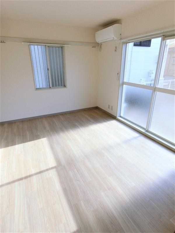 居室・リビング　明るい洋室は床もおしゃれ