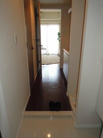 玄関　※別部屋の参考写真です。