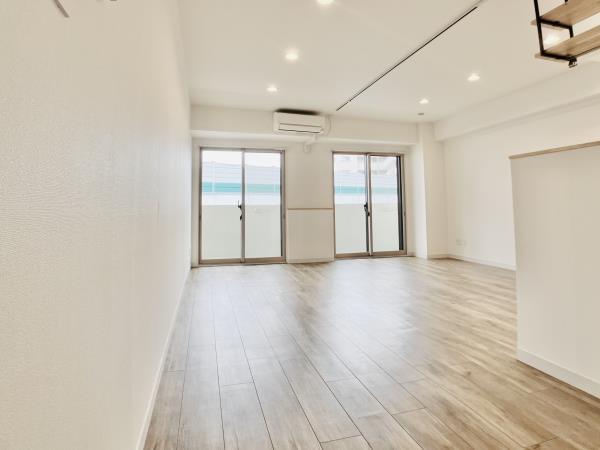 居室・リビング　こちらのリビングで趣味の時間をお楽しみください