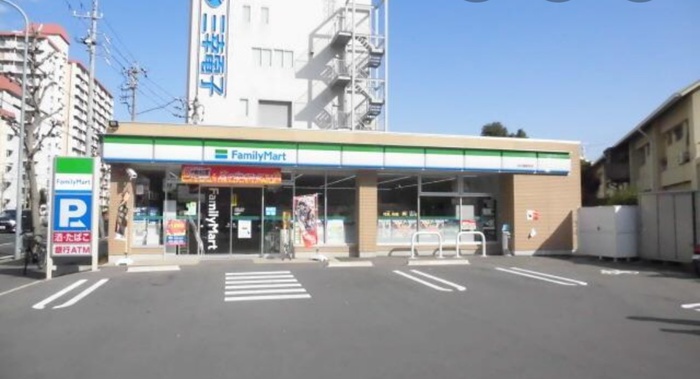 コンビニ　ファミリーマート（コンビニ）まで442m