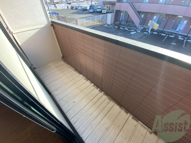 バルコニー　バルコニーは洗濯物を干すのに十分な広さがあります。