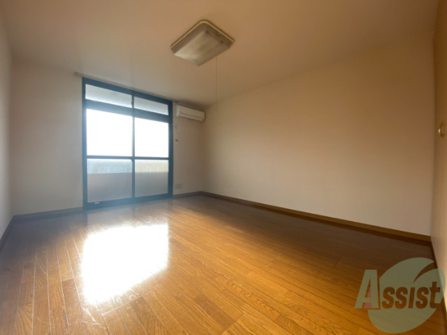 居室・リビング　１０帖のリビングです。広々としてきれいですね。