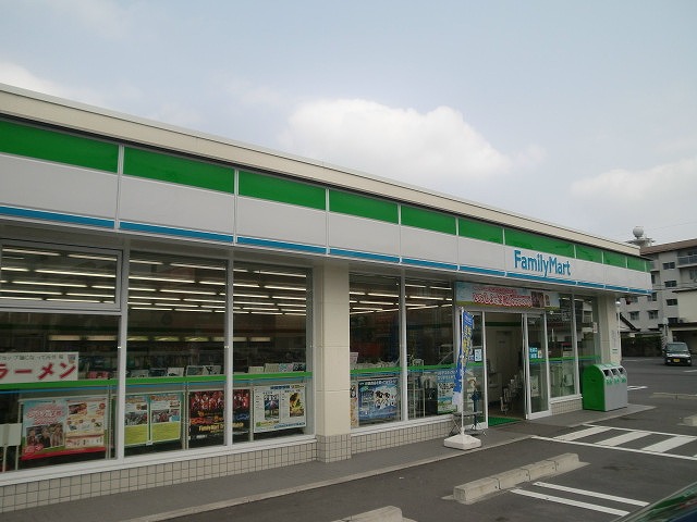 コンビニ　ファミリーマート（コンビニ）まで476m