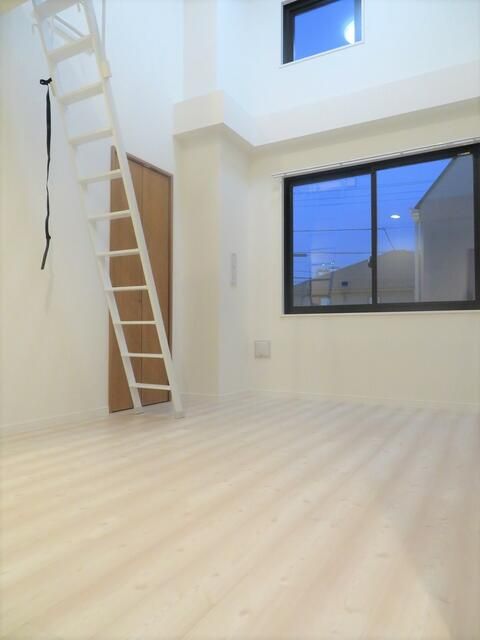 居室・リビング　同マンション別部屋