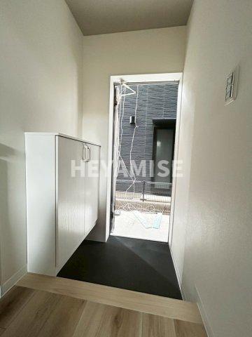 玄関　同物件の別号室の写真となります。現状を優先します。