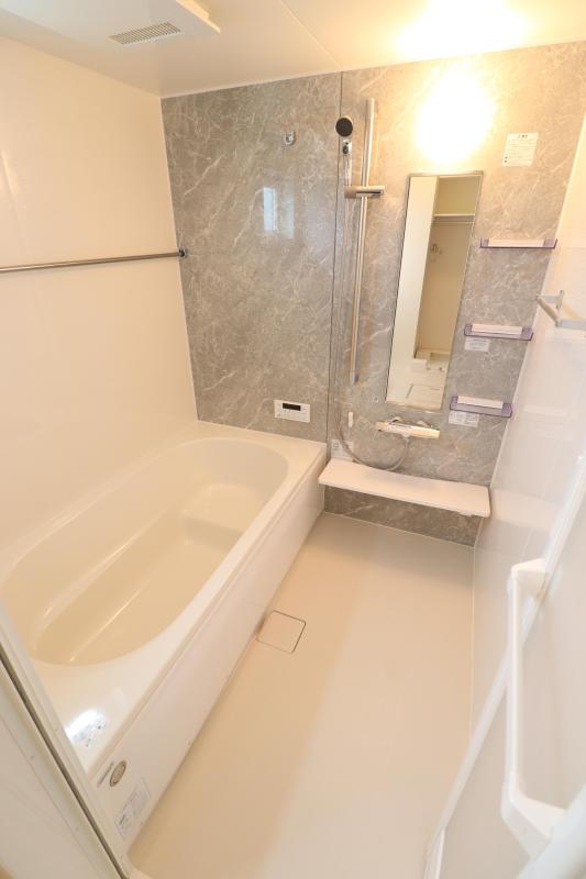 バス・シャワールーム　浴室乾燥機、追い焚き付きバス