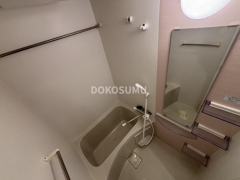 バス・シャワールーム　一日の疲れをやさしく癒やす、清潔感あふれるリラックスバス。