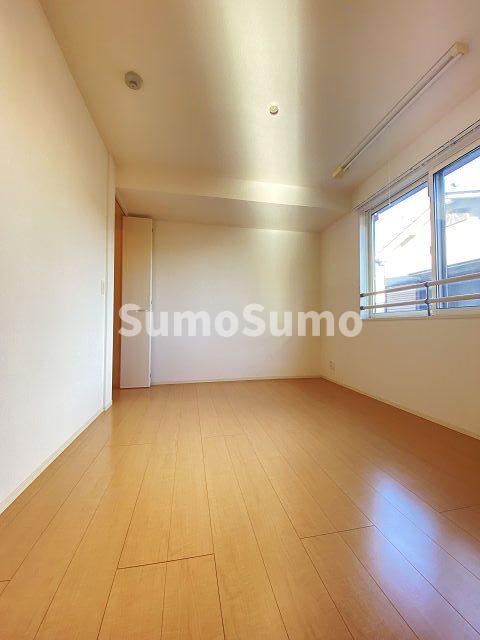 その他部屋・スペース　落ち着いた色調の寝室です