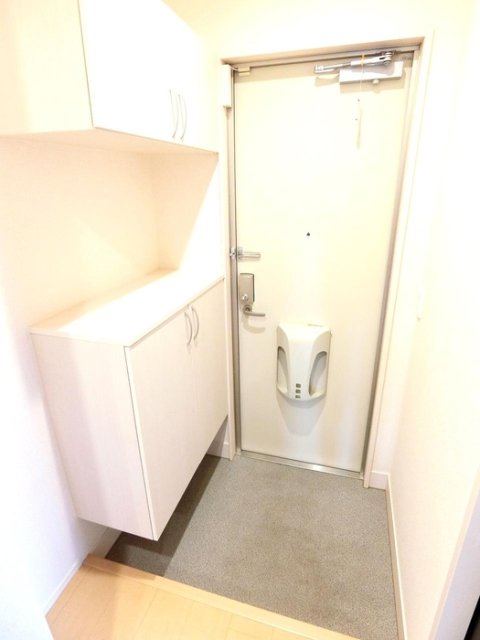 玄関　同物件別号室の写真です。