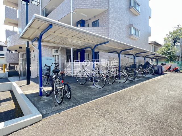 その他共有部分　雨の日でも安心して止められる屋根付の駐輪場です☆