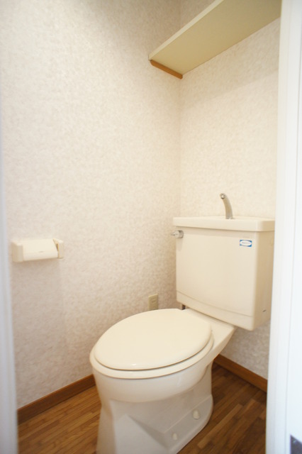 トイレ　上部に棚付き