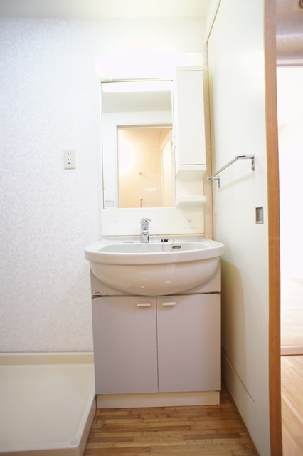 洗面設備　朝の支度に便利な独立洗面台付