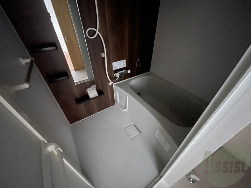 バス・シャワールーム　バスルームは狭すぎず、シャワーも浴びやすそうです。