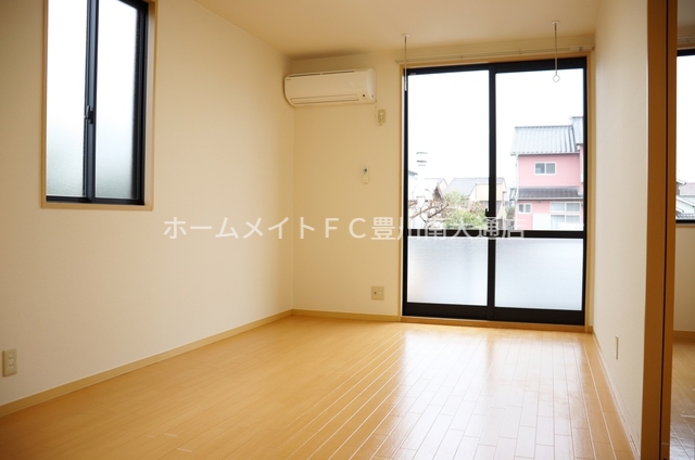 居室・リビング　同型別部屋写真（反転）