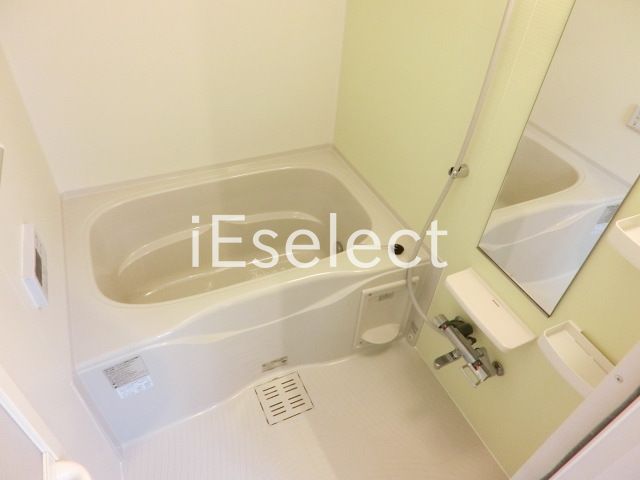 バス・シャワールーム　清潔感のあるバスルームです。