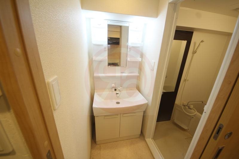 洗面設備　朝の支度にも助かる、独立の洗髪洗面化粧台