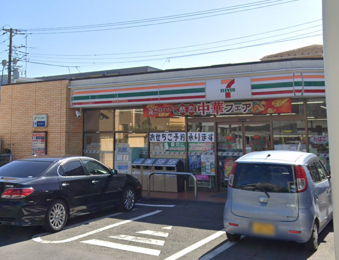 コンビニ　セブンイレブン（コンビニ）まで301m