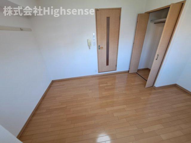 その他部屋・スペース　落ち着いた色調の寝室です