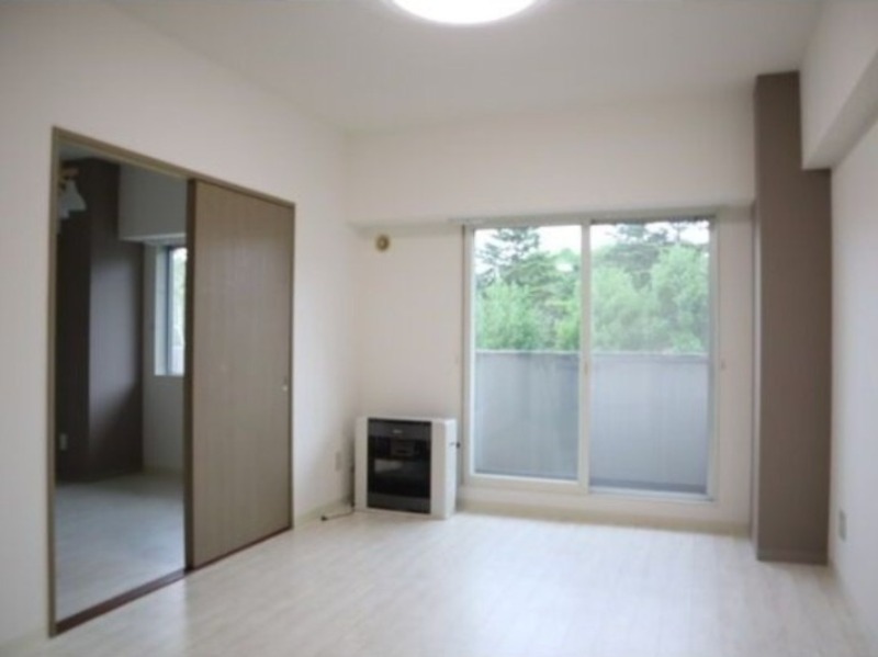 居室・リビング　退去予定につき同タイプ別号室の画像です。