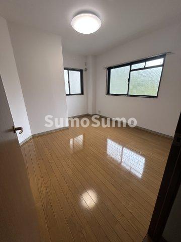 その他部屋・スペース　開放的な寝室です