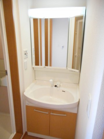 洗面設備　独立洗面台あり、毎朝おしゃれに忙しい女性の方におすすめです