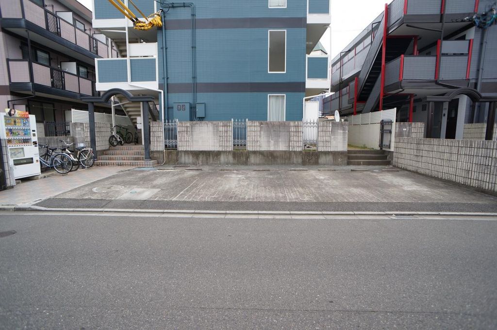 駐車場　駐車場は4区画ございます。空車情報は都度ご相談ください