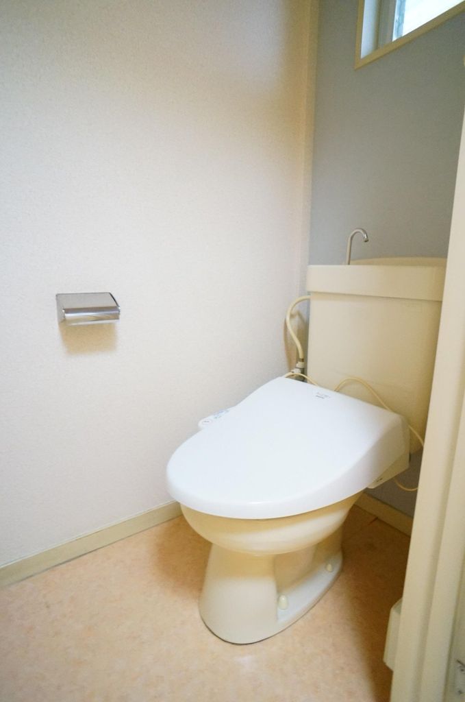 トイレ　温水洗浄便座と小窓がついております。