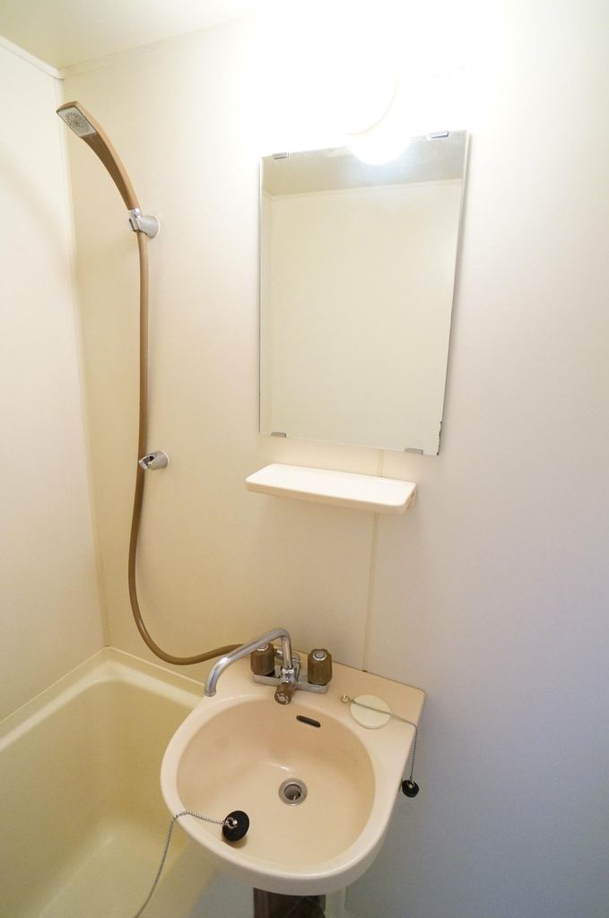 洗面設備　バス内の洗面台、石鹸置きもあります。