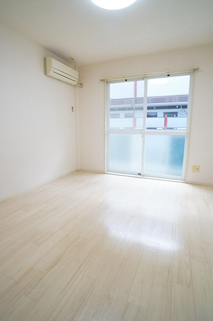 居室・リビング　白色基調のお部屋です。