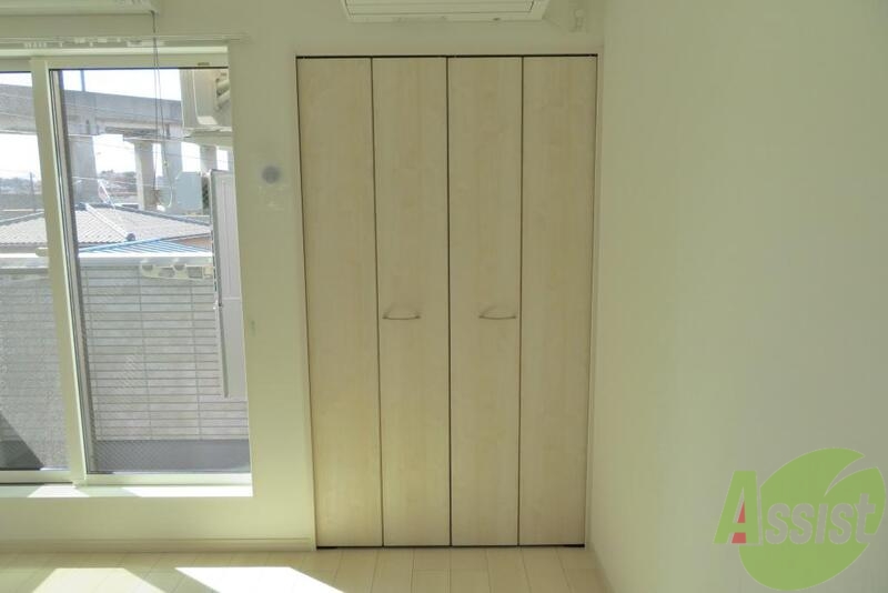 収納　２面の収納がついて、コート類もたくさん収納できますね。