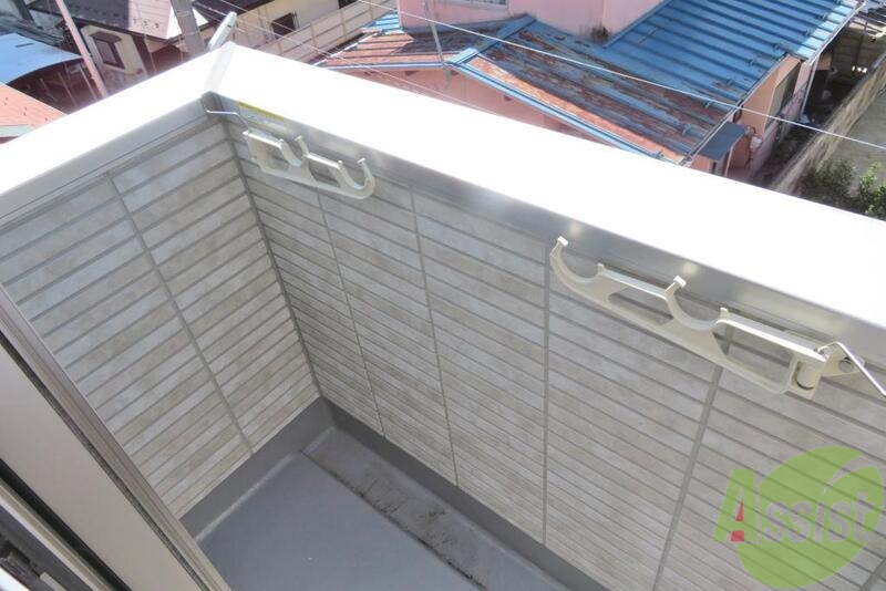 バルコニー　広いバルコニーでお布団も干せそうですね。