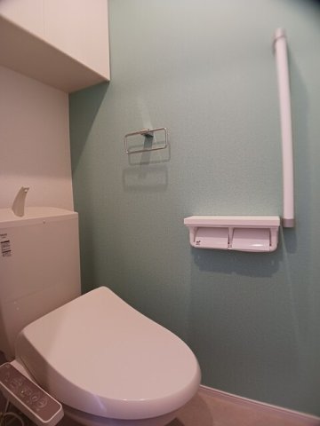 トイレ　落ち着いた色調のトイレです