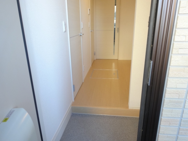 玄関　玄関を入るとキッチンスペースがあります