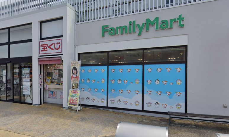 コンビニ　ファミリーマート 港北PA下り店（コンビニ）まで387m