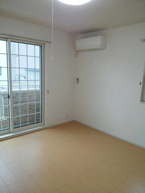 居室・リビング　南面居室（エアコン完備）・西面に換気採光窓有り